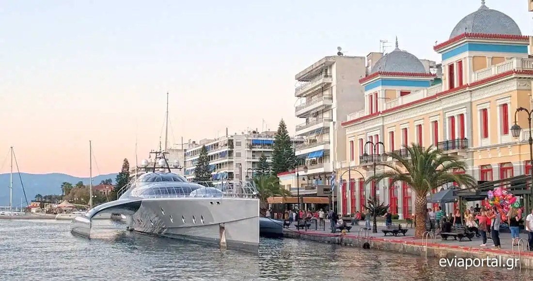 Το εντυπωσιακό trimaran γιοτ στην Χαλκίδα