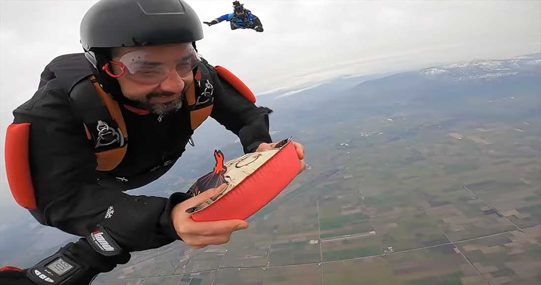 Στα 14.000 πόδια με την πρωτοχρονιάτικη πίτα ο Πάνος Αγιαννίτης