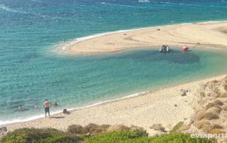 Μία γλώσσα άμμου δημιουργεί την παραλία της Μεγάλης Άμμου στο Μαρμάρι