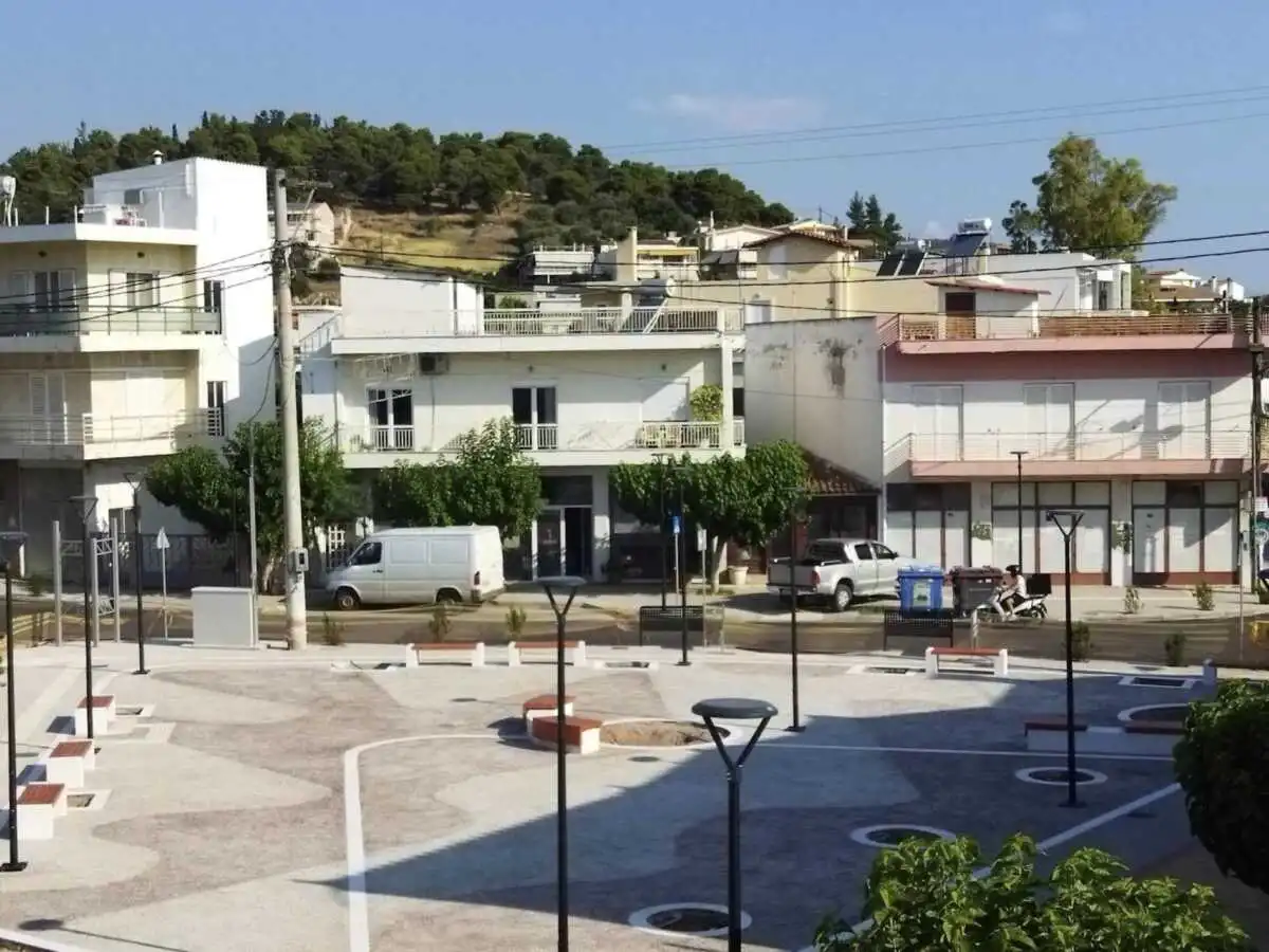 Συνεχίζεται η ανάπλαση της κεντρικής πλατείας στο Βαθύ Αυλίδος