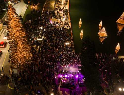 Η Χαλκίδα άναψε το Χριστουγεννιάτικο δέντρο της – Μια λαμπερή βραδιά με ONIRAMA και 60.000 λαμπάκια σε στεριά και θάλασσα