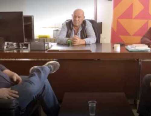 Ο Γιάνης Βαρουφάκης συζητά με τους αγρότες στην Καστοριά