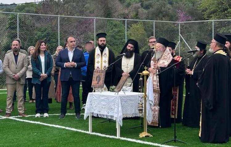 H Kωνσταντίνα Καραμπατσώλη παρούσα στον αγιασμό του νέου γηπέδου 5×5 στον Άγιο Αιδηψό