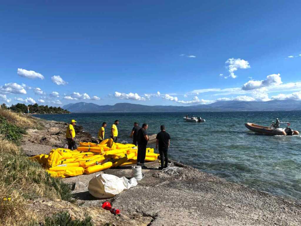 Τοποθετήθηκαν τα πρώτα πλωτά φράγματα στον Δήμο Χαλκιδέων