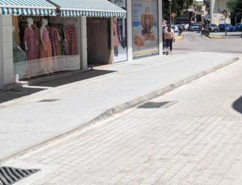 Οδός Καραμουρτζούνη, Χαλκίδα: «Αστική έρημος» στο νέο πεζοδρόμιο, μια ανάσα από τη βιοκλιματική πλατεία